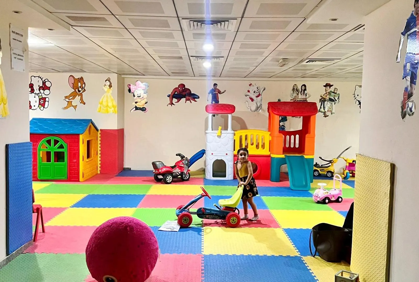 Cozy Partition Room For Travelers In Tecom Dubaï