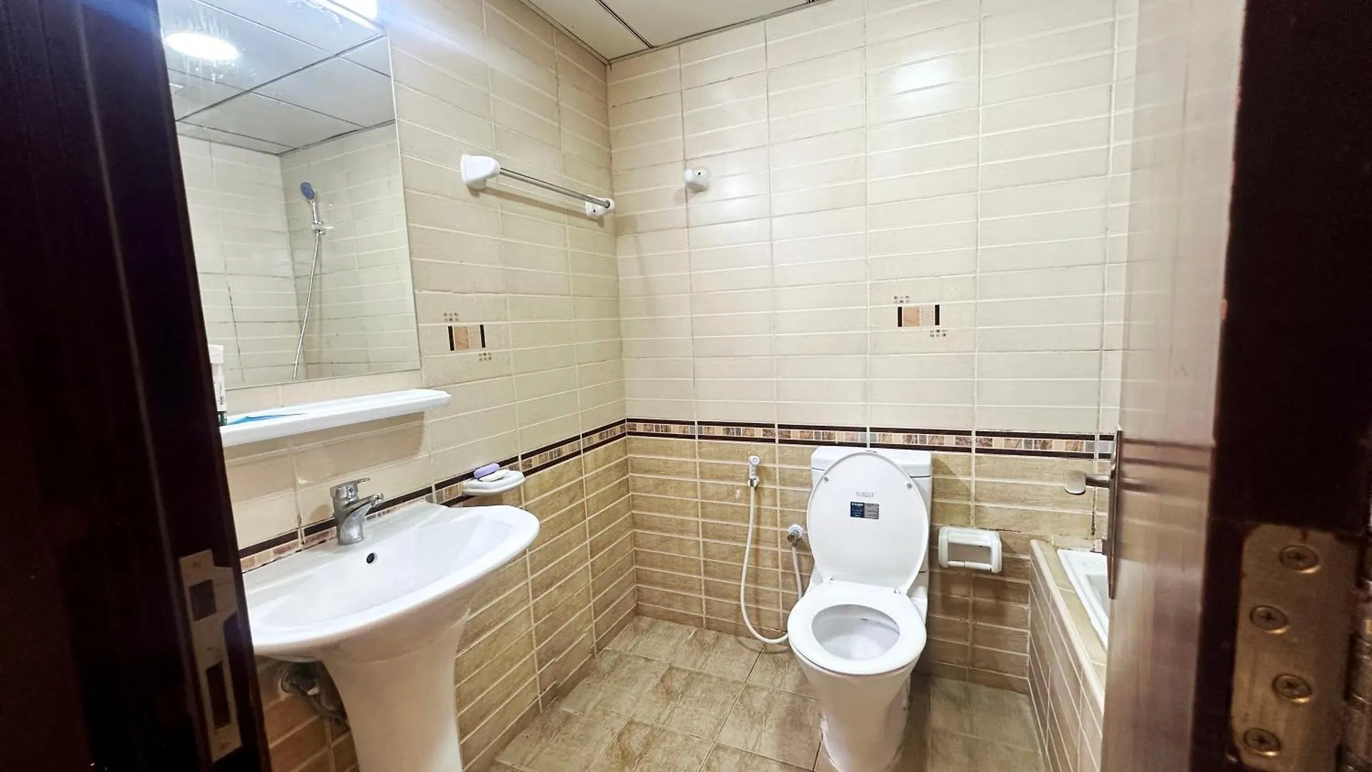 Cozy Partition Room For Travelers In Tecom Dubaï