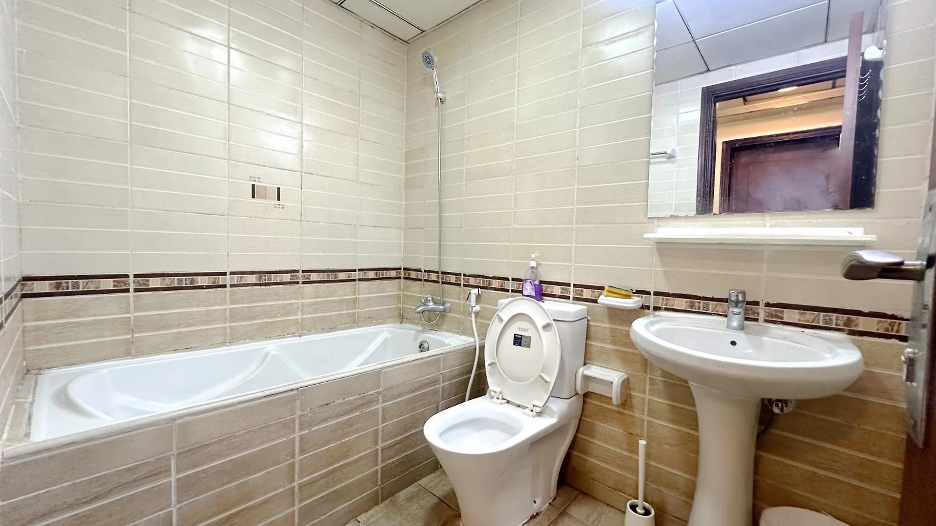 דובאי Cozy Partition Room For Travelers In Tecom בית אירוח
